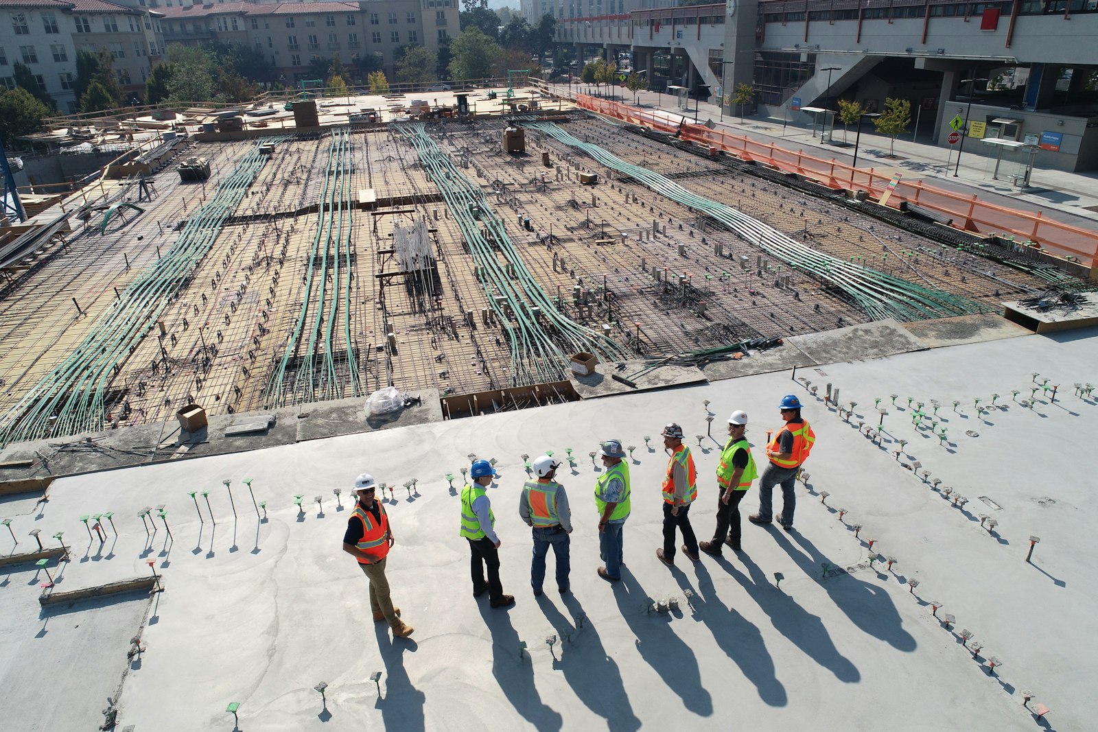 Équipe de chantier en supervision sur un projet commercial