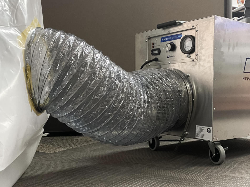 Unité de filtration HEPA raccordée à un conduit vers une enceinte de confinement