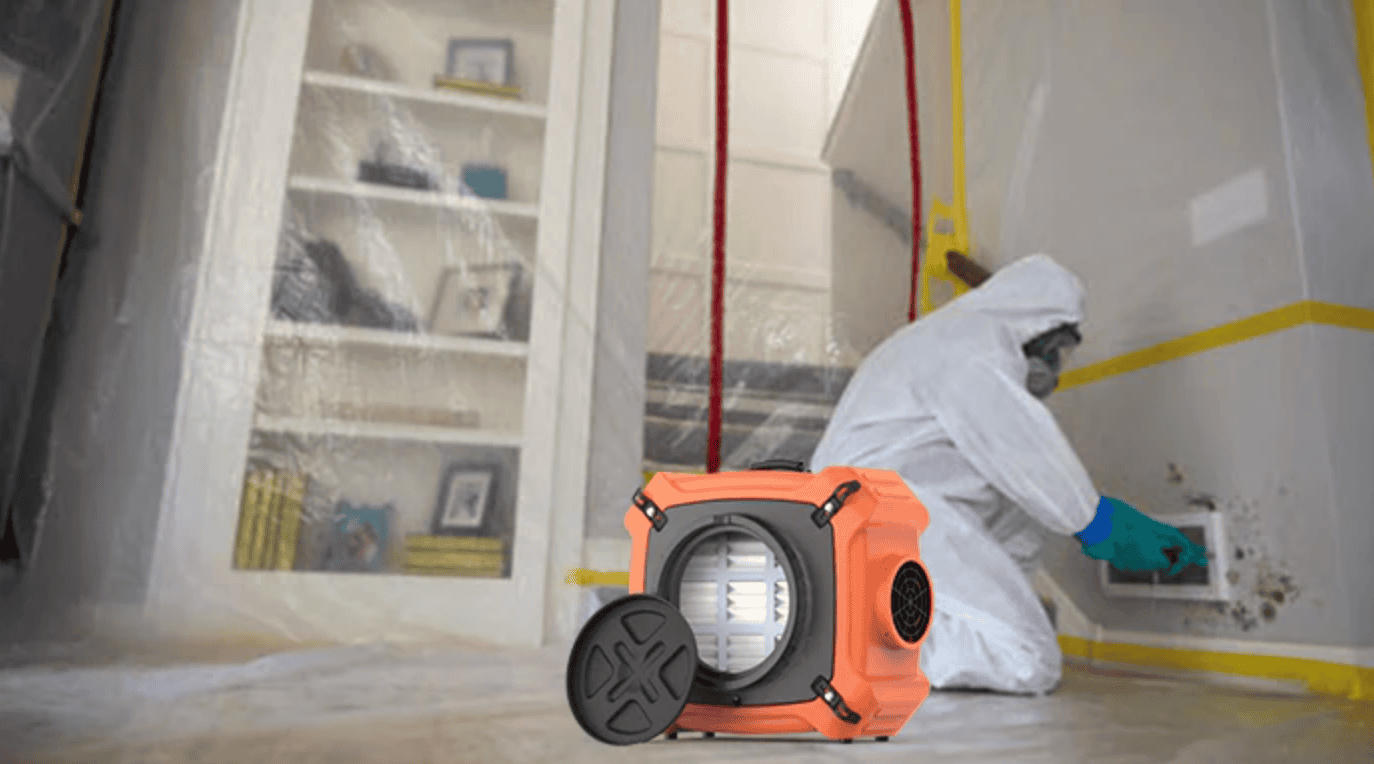 Technicien en EPI et unité HEPA lors d’un assainissement intérieur