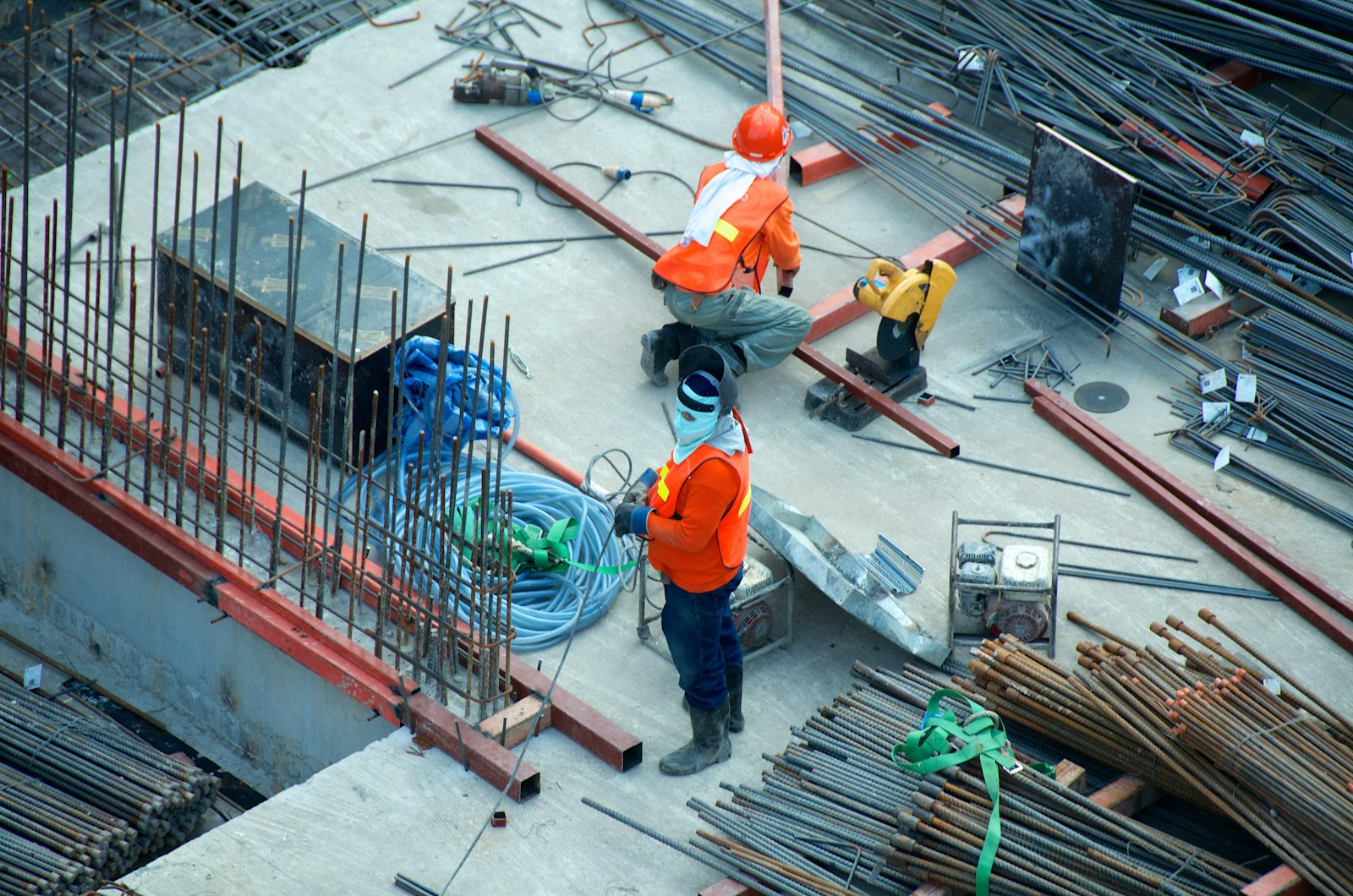 Travailleur de chantier portant casque, gants et lunettes de sécurité